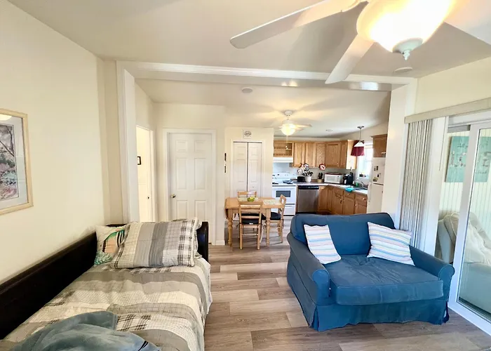 Cozy Fall Cottage With Hot Tub On Private Resort Close To The Beach!
